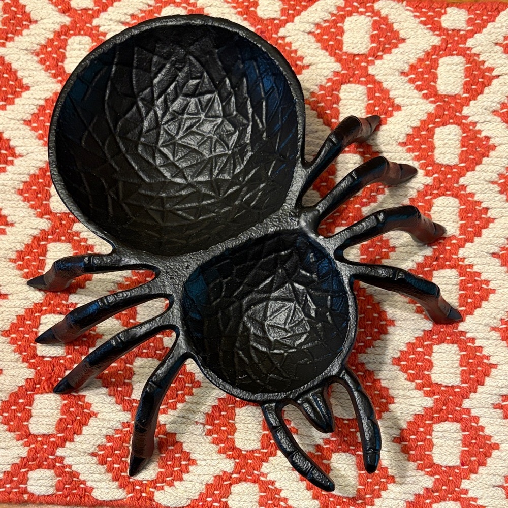 Halloween spider dish  🕷️ 11 in long 10 in wide.